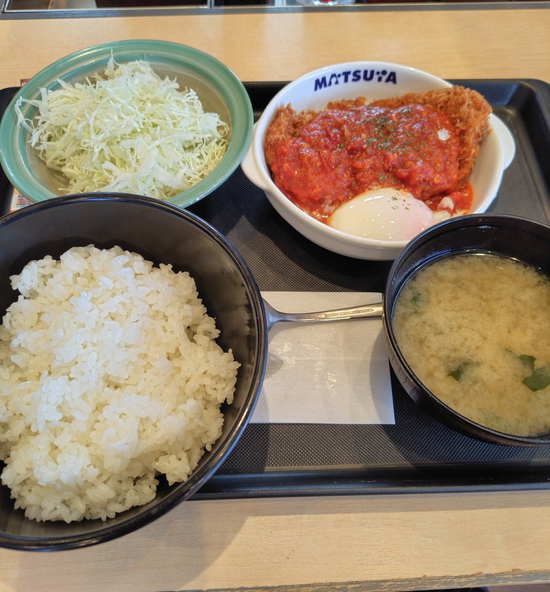 aki8112's tweet photo. 一人ランチ。
ご飯おかわり面倒やからと大盛りにしたら思ったより大盛り😂クーポン使ってこれで680円は安すぎる。
うまトマハンバーグも好きやけど、こっちも好み。ただ…せっかくのロースカツがソースでしなしなになるから別盛りにしてもらえたら満点。 https://t.co/r3phdF4vJr