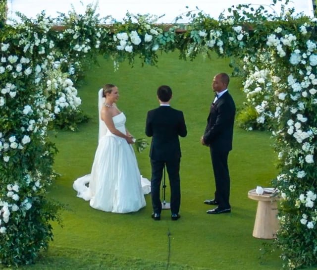 HabisNontonFilm's tweet photo. Tobey Maguire jadi penghulu yang meresmikan pernikahan mantan istrinya, Jennifer Meyer dengan Geoffrey Ogunlesi.

Maguire &amp; Meyer setelah 9 tahun nikah dari 2007, mengumumkan pisah rumah Oktober 2016, lalu akhirnya resmi bercerai 21 September 2026. https://t.co/6vWPPi4pY3