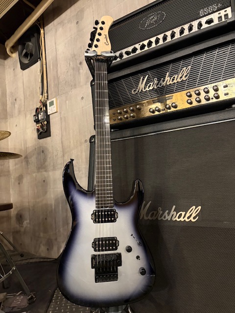 combat_guitars's tweet photo. オーダーいただいたカスタムギターが完成し、お引渡しの為にコンバット板橋本社までお越しくださいました。ご来店誠にありがとうございます！
こちらは非対称の太めネックグリップ仕様。形状から指板R、フレットサイズまで、完全にお客様のこだわりを形にした1本です。

弊社は創業以来37年間一貫してハンドメイド製作にこだわっています。
オーダーメイドのご相談などお気軽にお問い合わせください。
https://t.co/7BL8wT4fnp
#5弦ベース
#COMBATGUITARS