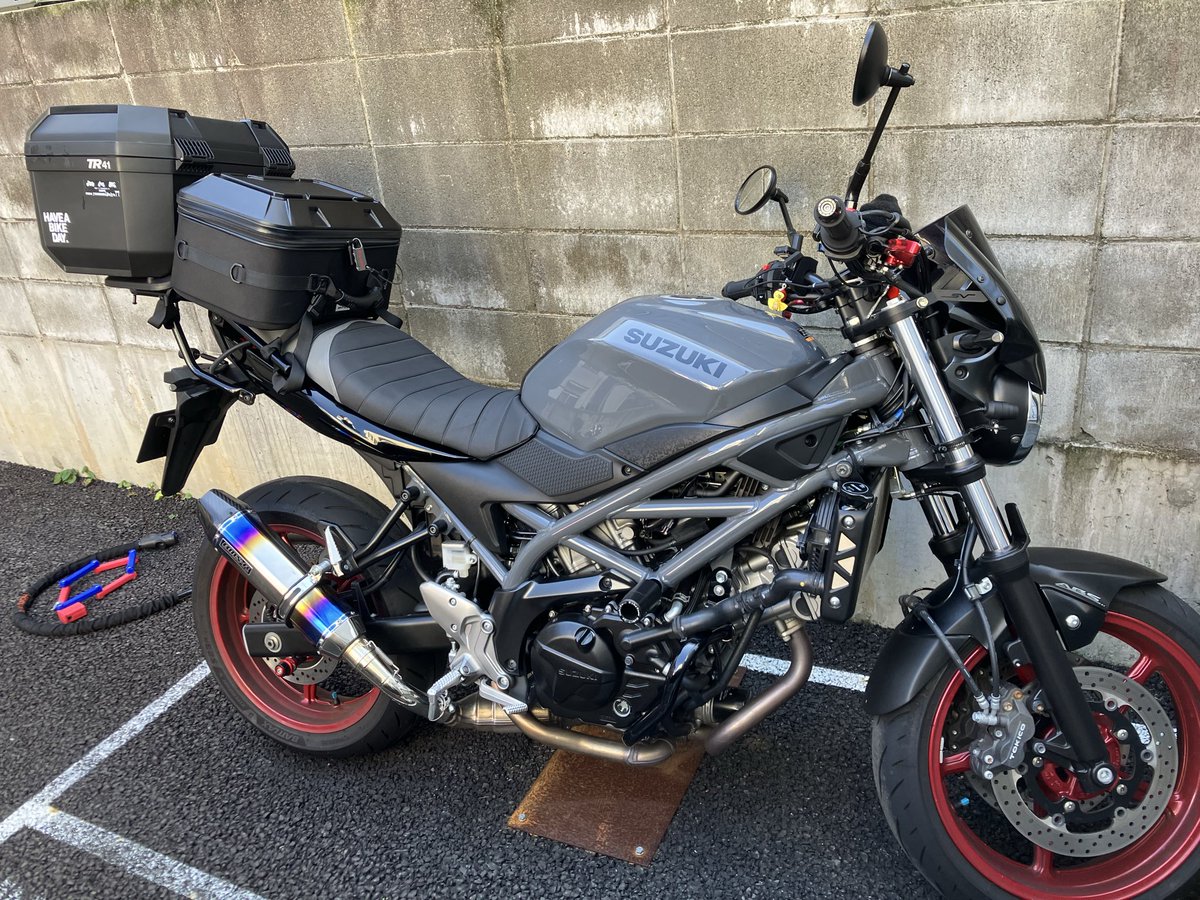 katopyK10y1's tweet photo. 今度3泊4日の遠征を考えているんだけど、普段のトップケースSHADのTR41に、タナックスのツアーシェルシートバッグMを追加して積載予定。
基本1枚目の予定だ���ど、いざとなれば2枚目もいける（二輪の積載は高さ2mまでらしい） https://t.co/gwbdTU6Apl