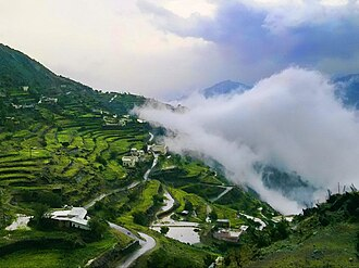 ALMISNID's tweet photo. 🌿⛰️ الباحة .. صغيرة المساحة عظيمة التنوع 🇸🇦

تقع منطقة #الباحة جنوب غربي #السعودية، بين منطقتي #مكة المكرمة و #عسير، وعاصمتها مدينة الباحة، وتبلغ مساحتها نحو 11 ألف كم²، أي ما يعادل تقريبًا مساحة دولة #جامايكا، وتضم 9 محافظات و42 مركزًا إداريًا.

⛰️ تتدرج تضاريسها من سهول تهامة المنخفضة إلى قمم السروات التي تصل إلى نحو 2500م، وتتميز بجبالها الشاهقة وأوديتها العميقة ومنحدراتها الحادة وغاباتها الطبيعية.

🪨 جيولوجيًا، تقع ضمن الدرع العربي، وتضم صخورًا نارية ومتحولة قديمة، شكلت عوامل الرفع التكتوني والتجوية والتعرية تضاريسها الجبلية الوعرة.

🌧️ مناخيًا، تتميز باعتدال أجواء المرتفعات صيفًا، وبرودتها شتاءً، وتنوع أمطارها بين التضاريسية والحملية، مع اختلاف واضح عن أجواء تهامة الحارة.

🌲 بيئيًا، تحتضن نحو 90 غابة، وتشتهر بغابات العرعر والمدرجات الزراعية والغطاء النباتي الجبلي.

🏞️ سياحيًا، تبرز غابة #رغدان، وقرية #ذي_عين الأثرية، وغابة خيرة، وعقبة الباحة، ومرتفعات #المندق و #بلجرشي، فضلًا عن القرى التراثية والأودية والمنتزهات الطبيعية.

🌍 إن الباحة، رغم صغر مساحتها، تمثل مختبرًا جغرافيًا وجيولوجيًا وبيئيًا مفتوحًا، يجمع بين تنوع التضاريس والمناخ والنبات والتراث الإنساني، ويجعلها واحدة من أبرز الوجهات السياحية الطبيعية في المملكة.