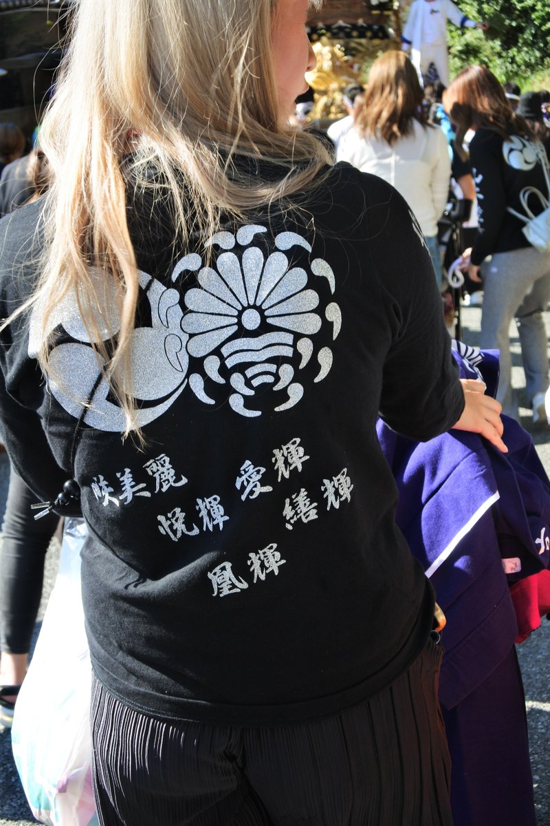 hidekicyberjack's tweet photo. 海神社の秋祭り 家の前を神輿が通る 今年も太鼓の音と掛け声 若者の担ぎ手の熱気に何故か安心してしまいます。無病息災・五穀豊穣・商売繁盛。 https://t.co/QX5V0tnBcS