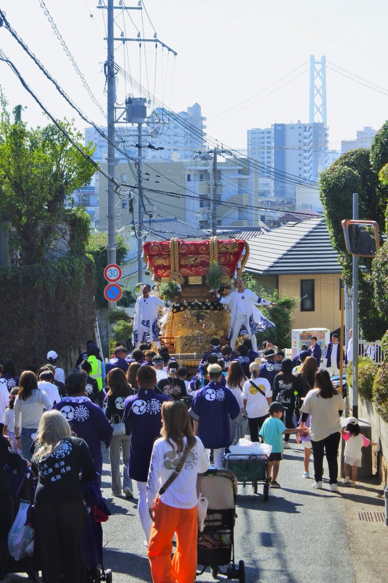 hidekicyberjack's tweet photo. 海神社の秋祭り 家の前を神輿が通る 今年も太鼓の音と掛け声 若者の担ぎ手の熱気に何故か安心してしまいます。無病息災・五穀豊穣・商売繁盛。 https://t.co/QX5V0tnBcS