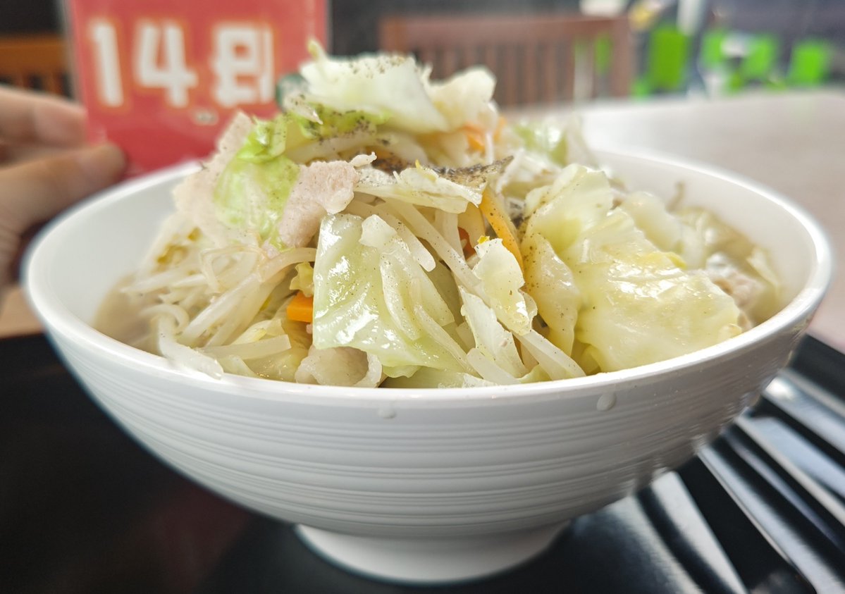 orereo_sagi's tweet photo. 安心して下さい、ちゃんと食べてます🍜
#たっぷりキャベツの塩タンメン
#おじとら
#148neo
#ジーフォース
(70杯目) https://t.co/M2HGWOh9WJ