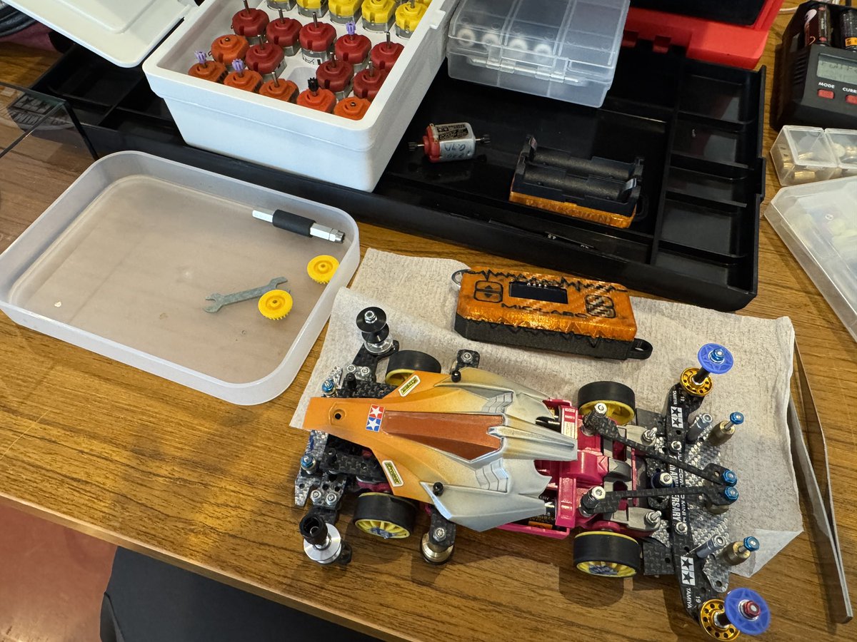 hakuten_ht89's tweet photo. 後30分でレーススタートになるかな？
今日はというか、今走れるマシン一台でオープンとチューンに参戦
チューンに関しては遊びに近いけど参加してみる

一応セッティングは追いついたのでいいかな？
#ミニ四駆 #ステーションチャレンジ #Party room #オープン #チューン #マシン一台 #鬼門はTT一枚着 https://t.co/64ACYOCs9u