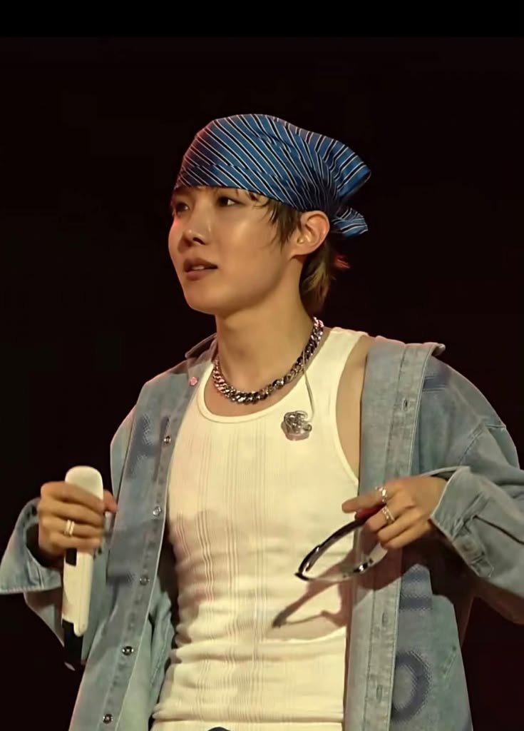 squabsuga's tweet photo. taehyung usaria totalmente la azul como bandana, jimin usaría la de simon bolivar colgada en la cintura y hoseok usaria la de colores en la cabeza junto a una gorra y estoy convencida de que las usaría asi 

#BTSinVenezuela #BTSinCaracas #ArirangWorldTourVenezuela @BTS_twt https://t.co/p4MEfAgBho