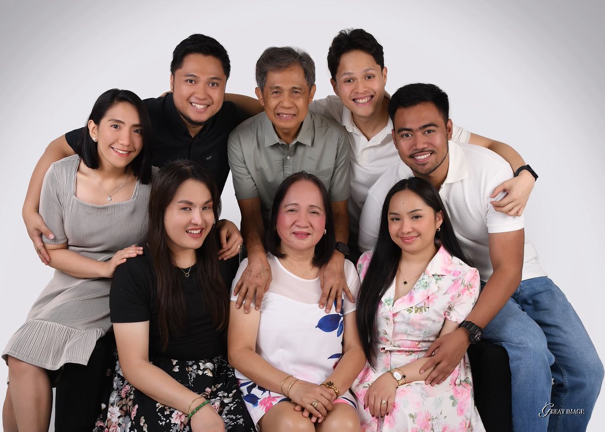 Emily_141's tweet photo. Family photo for the books! Super happy we captured this moment, pero bakit na-pressure ako bigla? Baka next time may asawa na si Louie, apo, o bagong baby? Expanding soon? Chour! Love you all, standard size muna for now! https://t.co/oubGEJ2oef