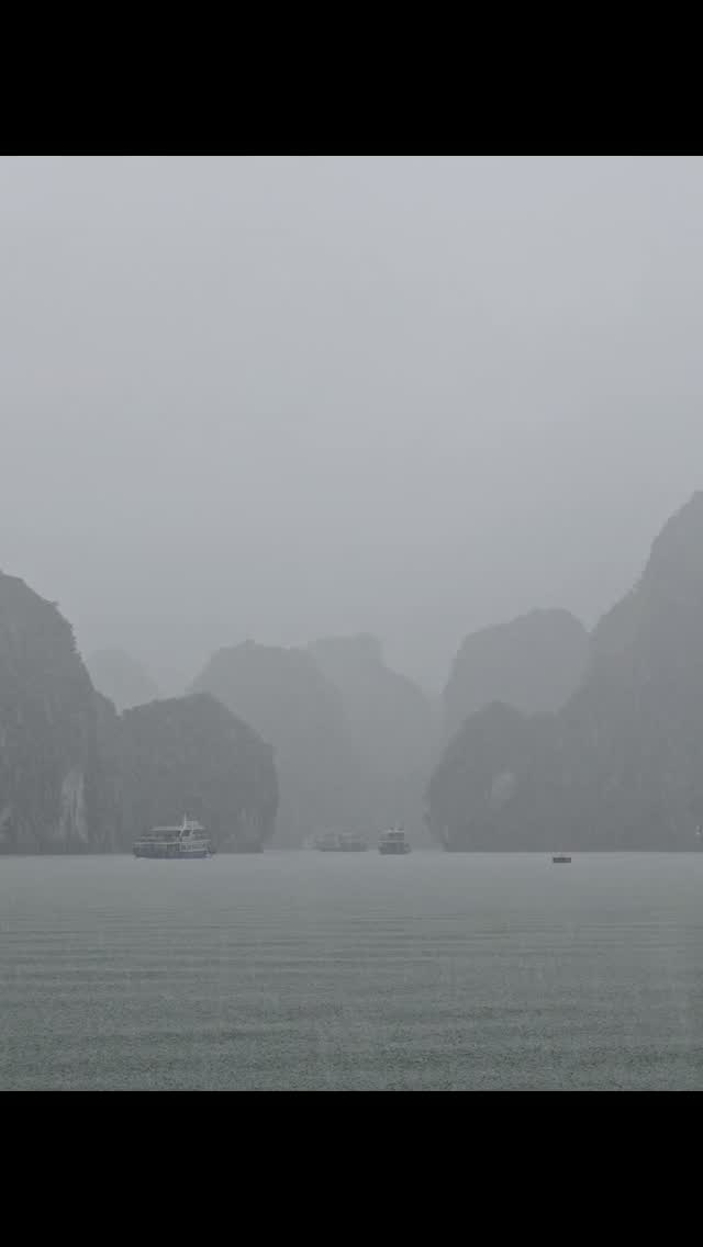 robertozurdo's tweet photo. La baie d’Halong sous la pluie de mousson, une expérience magnifique et magique à bord du Heritage Cruise. https://t.co/uMrvvgSIMH