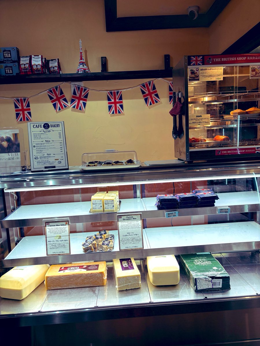 famima1515's tweet photo. 友人から「渋谷に小さなイギリスがあるよ」と教えてもらってそんな馬鹿なと思ってたんだけど本当にあった……イギリスだ……… https://t.co/zyX0inAFBZ