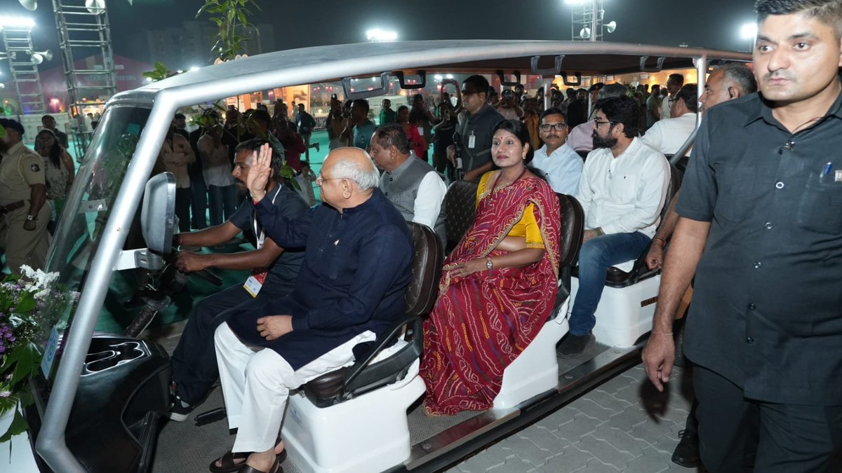 dineshmakwanamp's tweet photo. અમદાવાદ ખાતે માનનીય મુખ્યમંત્રી શ્રી @Bhupendrapbjp જી ની ઉપસ્થિતિમાં GMDC ગ્રાઉન્ડ ખાતે વાઇબ્રન્ટ નવરાત્રિ મહોત્સવના શુભારંભ પ્રસંગે આદ્યશક્તિ માઁ અંબાની આરતી કરી ધન્યતા અનુભવી. 

(૧/૨) https://t.co/myHXdstvmB