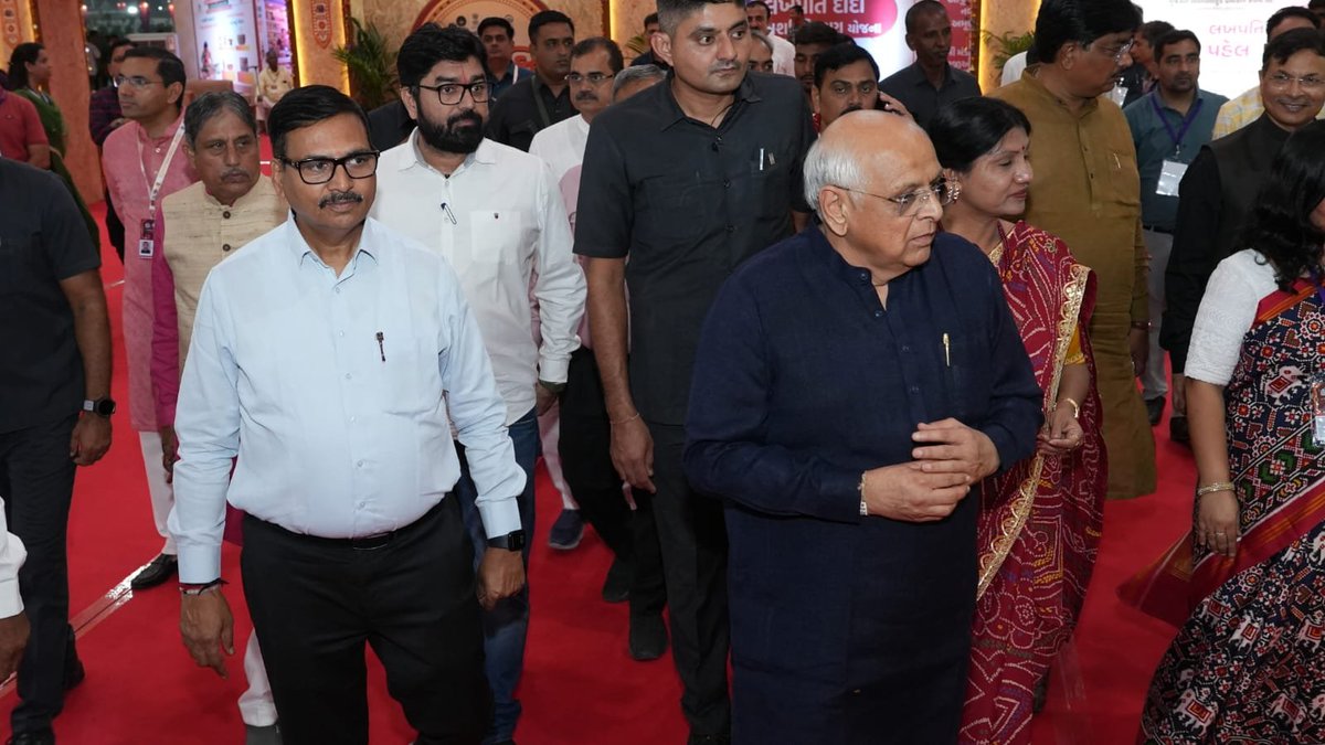 dineshmakwanamp's tweet photo. અમદાવાદ ખાતે માનનીય મુખ્યમંત્રી શ્રી @Bhupendrapbjp જી ની ઉપસ્થિતિમાં GMDC ગ્રાઉન્ડ ખાતે વાઇબ્રન્ટ નવરાત્રિ મહોત્સવના શુભારંભ પ્રસંગે આદ્યશક્તિ માઁ અંબાની આરતી કરી ધન્યતા અનુભવી. 

(૧/૨) https://t.co/myHXdstvmB