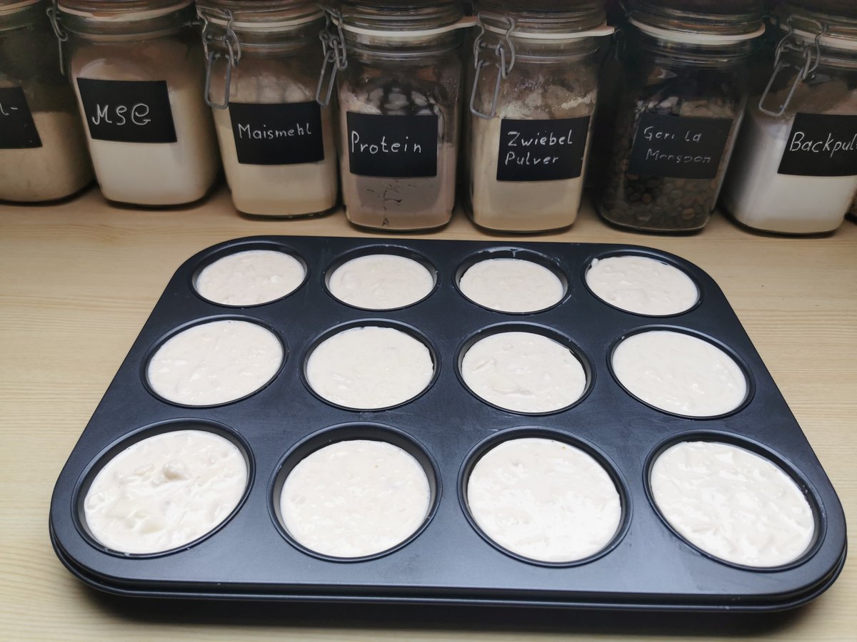 GFreiNews's tweet photo. Weil die Anzahl meiner weiblichen Leser hier offenbar sehr niedrig ist, gibt es heute einfach mal ein Backrezept. 🥯🙂

Pão de Queijo – die Fünf-Minuten-Käsebrötchen aus Brasilien.

Für diese Brötchen braucht man Tapiokamehl:

👉 https://t.co/7tAw8ExbF2

Keine Sorge: Das ist weder besonders gesund noch besonders kalorienarm und auch nichts Mystisches. Das ist einfach Stärke aus der Maniokwurzel. 🫚

Der Rest sind Zutaten, die man sowieso in der Küche hat.

Eier 🥚, Milch 🥛, Käse 🧀, Olivenöl 🫒, Salz 🧂
Und das war’s schon.

Das Rezept ist bewusst die doppelte Menge, damit man einen Teil direkt einfrieren kann. 😉

Zutaten
2 große Eier 🥚
(oder drei kleine)

Olivenöl 🫒2/3 cup ≈ 160 ml
Milch 🥛1 1/3 cup ≈ 315 ml
Tapiokamehl 🌾3 cups ≈ 340 g

geriebener Käse 🧀1 cup ≈ 130 g
Salz 🧂2 Teelöffel ≈ 10 g (bei salzigem Käse etwas weniger)
Zubereitung

Den Ofen auf 200 °C Ober-/Unterhitze vorheizen. Ein Mini-Muffin- oder Muffinblech mit etwas Olivenöl ölen.
Dann mit dem Rührgerät zuerst die flüssigen Zutaten vermischen.
Anschließend das Tapiokamehl einrühren und zum Schluss den geriebenen Käse dazugeben.

Den Teig in die Muffinform füllen und ab in den Ofen.
Mini-Muffinform → etwa 15–18 Minuten
größere Muffins → etwa 18–20 Minuten

Einen Teil der Pão de Queijo isst man am besten noch warm. Dann sind sie besonders köstlich und schön käsig. 🧀
Den Rest kann man problemlos portionieren und einfrieren.
Später einfach kurz im Ofen aufwärmen – und sie schmecken wieder fast wie frisch gebacken.
PS: Eigentlich werden die mit "Queijo Minas" Käse gemacht. Da den aber ehe keiner zu Hause hat, gilt: Was im Kühlschrank halt gerade so rumliegt. 😀