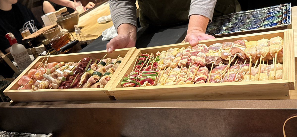 maejiyama's tweet photo. 渋谷で映画を見た後は、麻布十番へ。
目当ては焼鳥の新規開拓。
無二 焼鳥 YAMATO
創作系焼鳥というジャンルは好き嫌い分かれるかも。
自分もどちらかというと懐疑的で、始めの凝った2品に少し不安になる。ザギン辺りによくあるインバウンド系なんちゃって焼鳥なのかなと……
しかし！ https://t.co/agxWKaWeTD