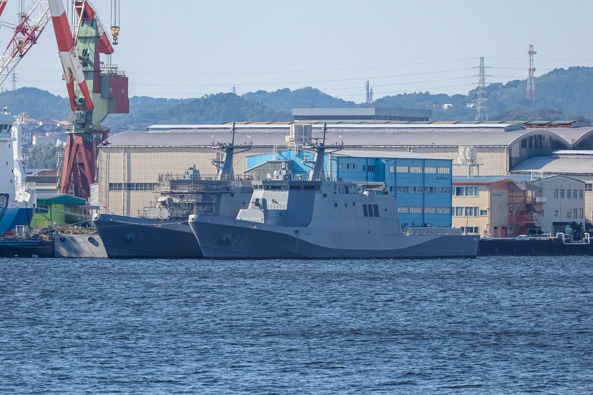 TYs730's tweet photo. 劇場が当たらないので…
不定期JMU磯子観察(前回比)
〈護衛艦〉
「いずも」は艦橋の足場が外れて再び全景が見える位置に。
「いかづち」は手前側に移動し出船で係留。
「きりしま」は奥に移動し入船で係留。
〈哨戒艦〉
「さくら」は近々また公試に出そう。
「すぎ」は足場が着いたままなのでもう１〜２カ月はかかりそう。
その他艦番号不明の艦がいずもの裏に１隻。
〈潜水艦〉
「おやしお」型が浮きドックに。横須賀の第２潜水隊所属？
〈その他〉
巡視船「たけとみ」は変わらず浮きドックに。
「みらいⅡ」は鶴見から戻る。
#JMU磯子