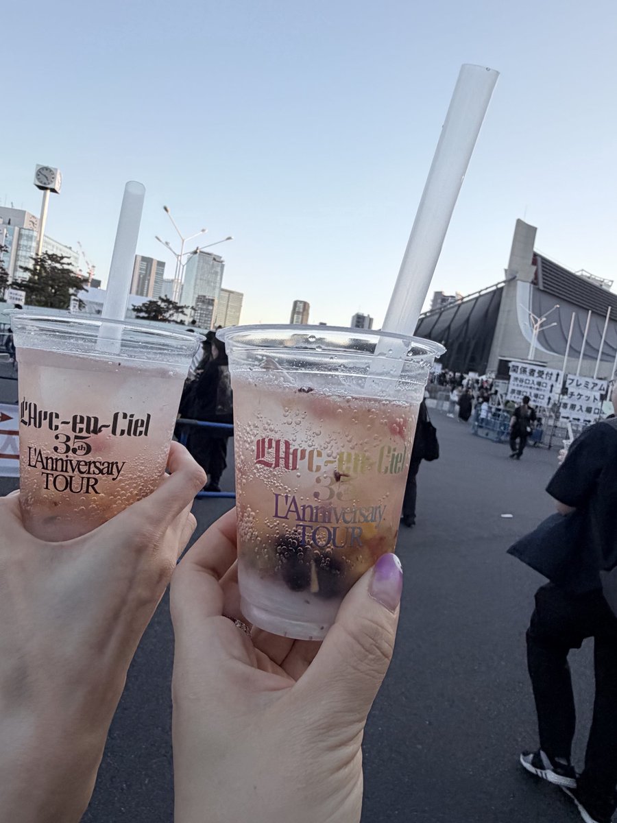 ayucsoofck's tweet photo. ラルク最高だったなぁ。今日も行けたら良かった😭 進化する！？ライブ。今日はどんな内容なのか… 時間があっという間！！ まずは代々木から無事幕が開けて、最後？の有明まで4人で健康に駆け抜けれますように🌈🌈大成功間違いなし！！！改めて35歳おめでとうございます🎉🎉🎉 https://t.co/4YiLpEtZri