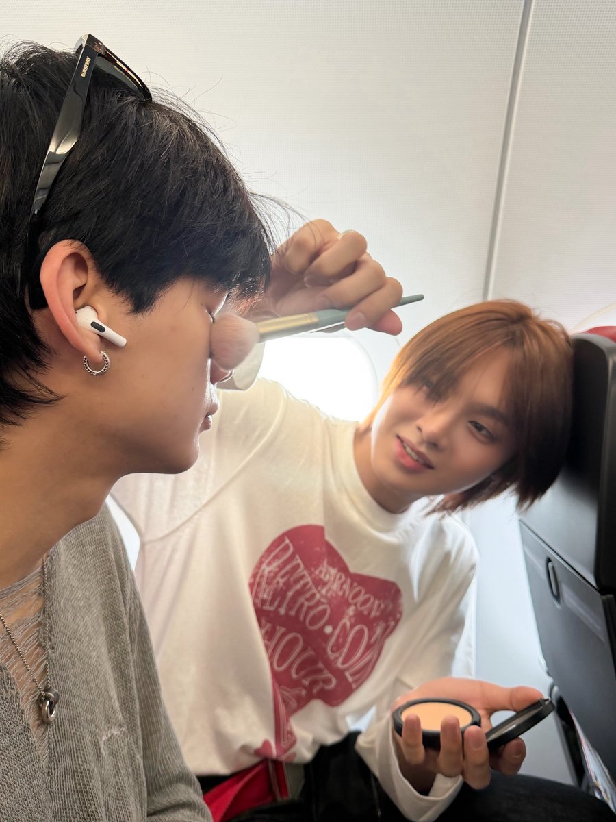 hyuinlvr's tweet photo. imagine being north and having otto as your personal makeup artist IM JEALOUS
#JaoNorth #ottoottoo #northotto https://t.co/9i8Zx4nE3K