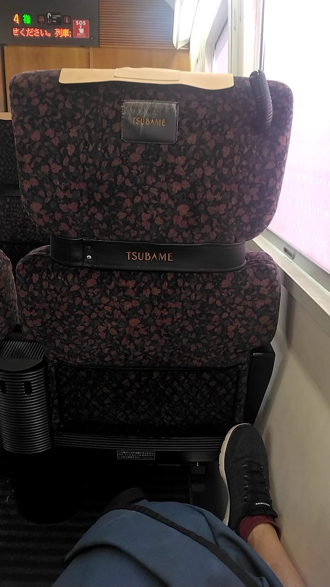 hk629155's tweet photo. 黒いリレーかもめ号で、4号車指定席を取る理由
シートの間隔がグリーン車より広い、足を目一杯伸ばしても届かない。（ただし荷物置き場がない点だけ注意） https://t.co/F0tOuNzX8m