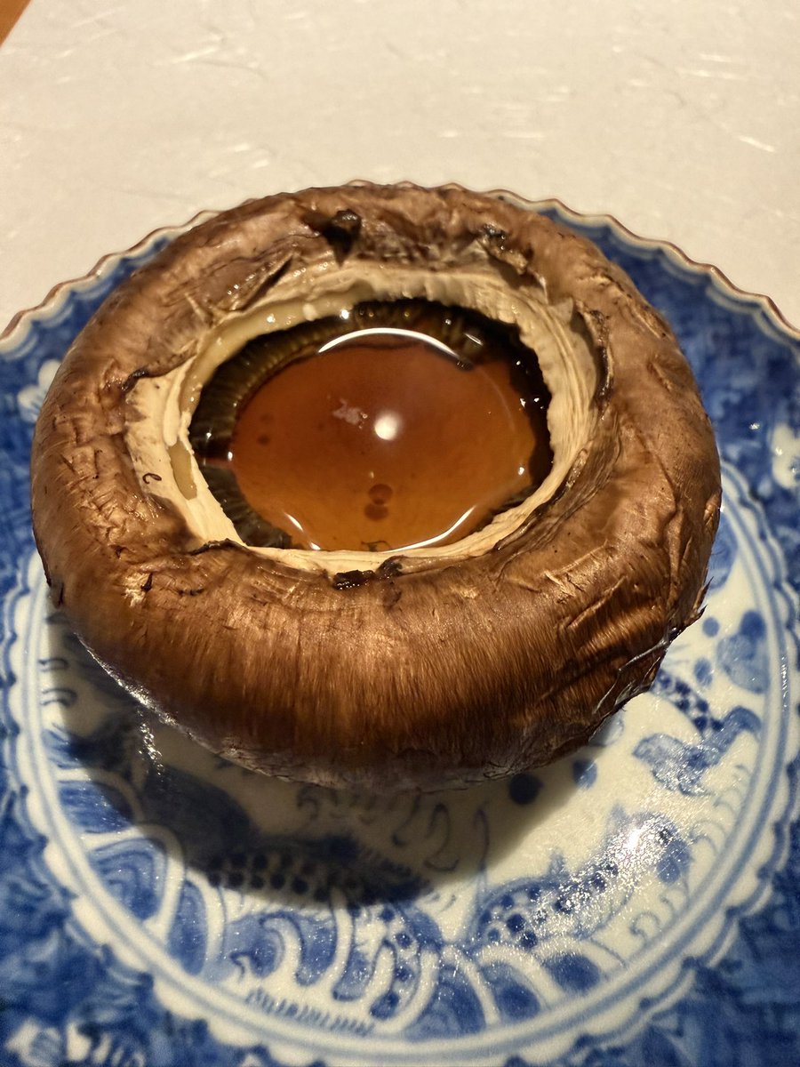 maejiyama's tweet photo. 椎茸にスープが入っていて、椎茸も食べられる。
締めのそぼろ丼はトリュフがけ。
グリーンカレーはベトナム風？
すでに予約困難の気配があるが、また来よう。 https://t.co/ffajl0li8e