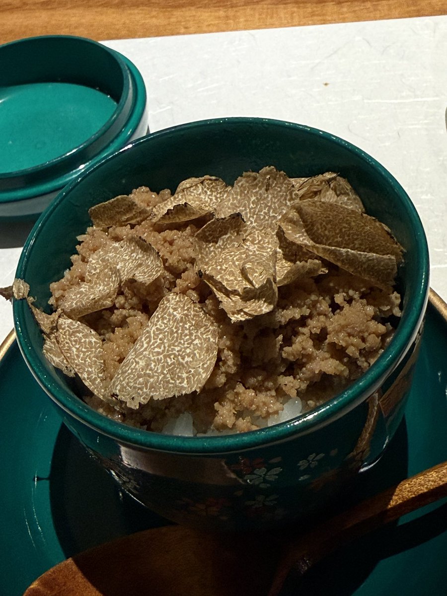 maejiyama's tweet photo. 椎茸にスープが入っていて、椎茸も食べられる。
締めのそぼろ丼はトリュフがけ。
グリーンカレーはベトナム風？
すでに予約困難の気配があるが、また来よう。 https://t.co/ffajl0li8e