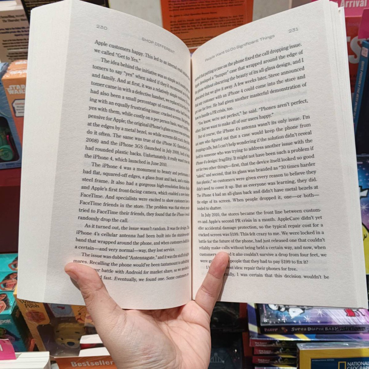 Asiabooks_th's tweet photo. ใครว่าอินเทอร์เน็ตจะฆ่าร้านค้า? Ron Johnson ผู้สร้าง Apple Store เล่าเรื่องจริงในเล่มนี้ว่าทำไมร้านที่ดีชนะด้วยการ "ดูแล" ไม่ใช่การ "ขาย"
*สต๊อกสินค้าอาจแตกต่างกันในแต่ละสาขา
#Asiabooks #ShopDifferent #RonJohnson https://t.co/zwtyQh7TYK