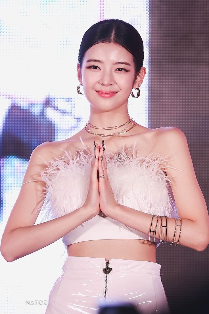 Lomalomloma's tweet photo. ย้อนกลับไป ชั้นโดน ลีอา อิทจี ตกเพราะรูปเซตนี้อะ คือตอนนั้นชั้นยังเป็นนอกด้อมอยู่เลย วันดีคืนดีไปเจอรูปเซตนี้คือสวยม้ากกก หยุดดูไม่ได้จริงๆ คือสวยอย่างกับนางเอกละครอะ จากนั้นก็เมนชียาวเลย https://t.co/i4eRaRkp0Y