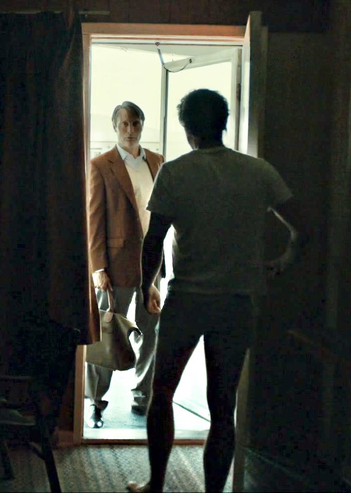 fabledfool's tweet photo. Girl, who tf answers the door like that?? https://t.co/YEQF5v99Cy