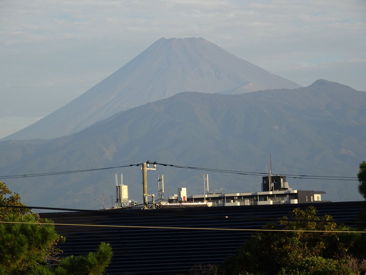 Hatch_Rin's tweet photo. 今日の富士山その1～　静岡県沼津市の海岸から https://t.co/EfKXyJpYPf