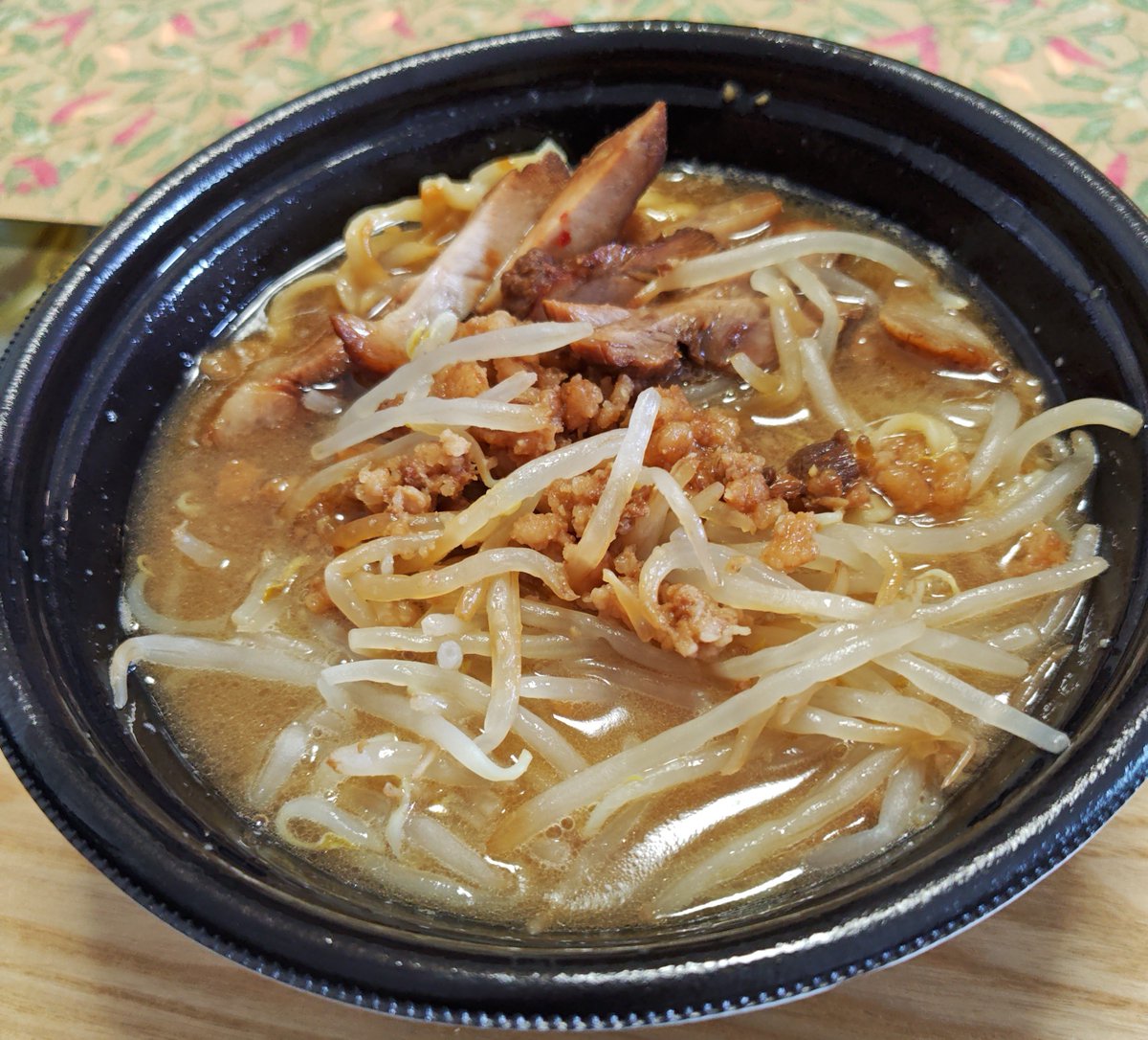 fuutai's tweet photo. 「麺処まるわ」がUberで頼めることにさっき気付きました
嬉しくて早速頼みました

濃厚ジャンクヌードルと
限定のソースチャーハン

加熱時間の目安のチラシも付いていて
レンチンして食べました

今でもバラエティーに富んだメニューありますが
これで更に他のスタンダードなメニューが増えたらヤバイ https://t.co/VV1sWEOR6V