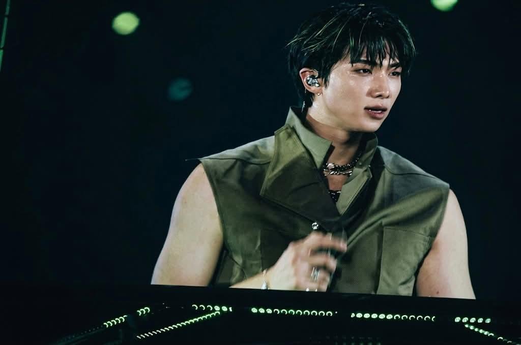 archvofrkive's tweet photo. THE CONCEPT IS RM ON THE BIG SCREEN https://t.co/AZoEg6o46h