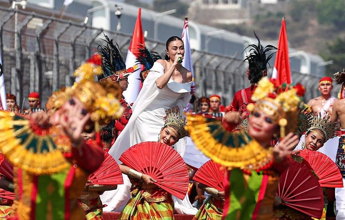 FOURSIDEDFILMS's tweet photo. Agnez Mo earlier today at the 2026 MotoGP Mandalika Grand Prix.

Indonesia really has beautiful culture and awesome people https://t.co/3RSaHArvuO