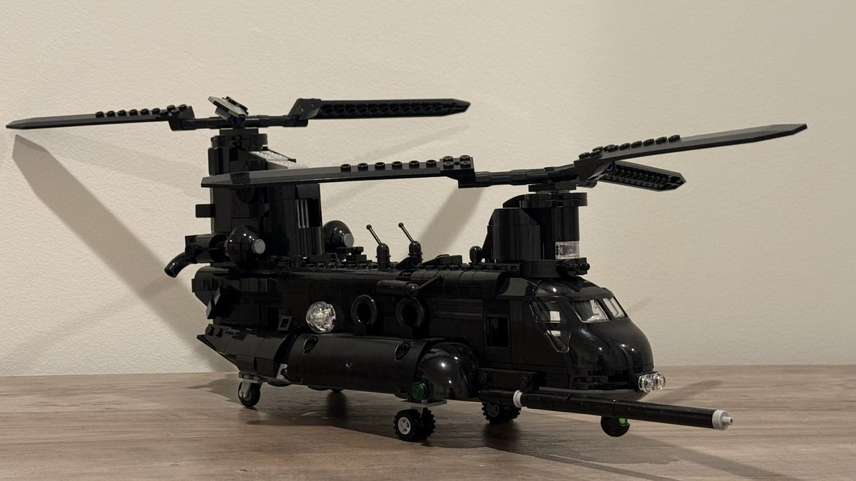FlowBreacher's tweet photo. Also my MH-60 “nighthawk” and MH-47G Chinook in Lego form. https://t.co/Dw8vw4T3Bl