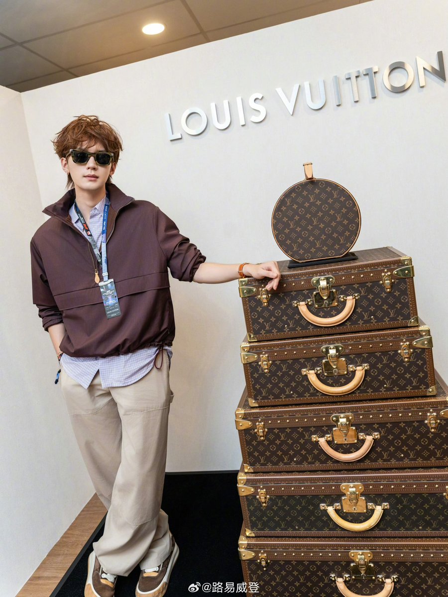 zhouyiran_thai's tweet photo. [📸] 261012 | Louis Vuitton Update 

โลดแล่นบนสนามแข่ง 
พร้อมสะท้อนความโดดเด่นอย่างเป็นหนึ่งเดียว

@周翊然Tz ในฐานะ Brand Friend ของแบรนด์ ปรากฏตัวในงาน Formula 1 Singapore Grand Prix ฤดูกาล 2026 ณ สนาม Marina Bay Street Circuit ประเทศสิงคโปร์ เพื่อร่วมสัมผัสและเป็นสักขีพยานในจิตวิญญาณแห่งการแข่งขันความเร็วที่มุ่��มั่นสู่ความเป็นเลิศ

#ZhouYiranxLouisVuitton
#Zhouyiran #โจวอี้หราน #周翊然