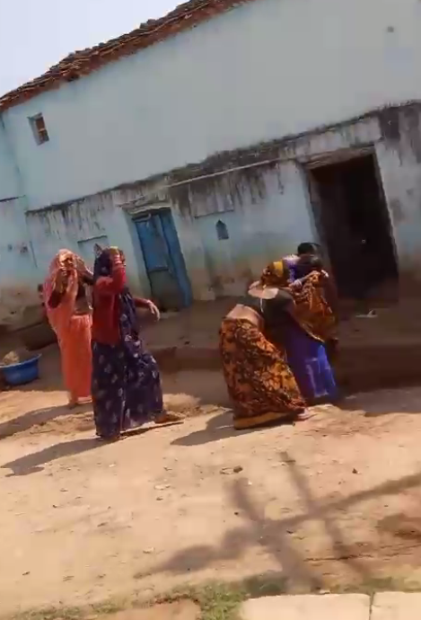 jmdnewsflash's tweet photo. #महोबा |
🔘महिलाओं के बीच मारपीट का वीडियो वायरल
🔘पुलिस की मौजूदगी में भिड़ती दिखीं महिलाएं
🔘एक-दूसरे पर हमला करती नजर आईं महिलाएं
🔘पनवाड़ी के मड़यन गांव का वीडियो
#Mahoba #MahobaNews #ViralVideo #WomenFight #Panwari #JMDNewsFLASH @mahobapolice https://t.co/KuY752XFGB