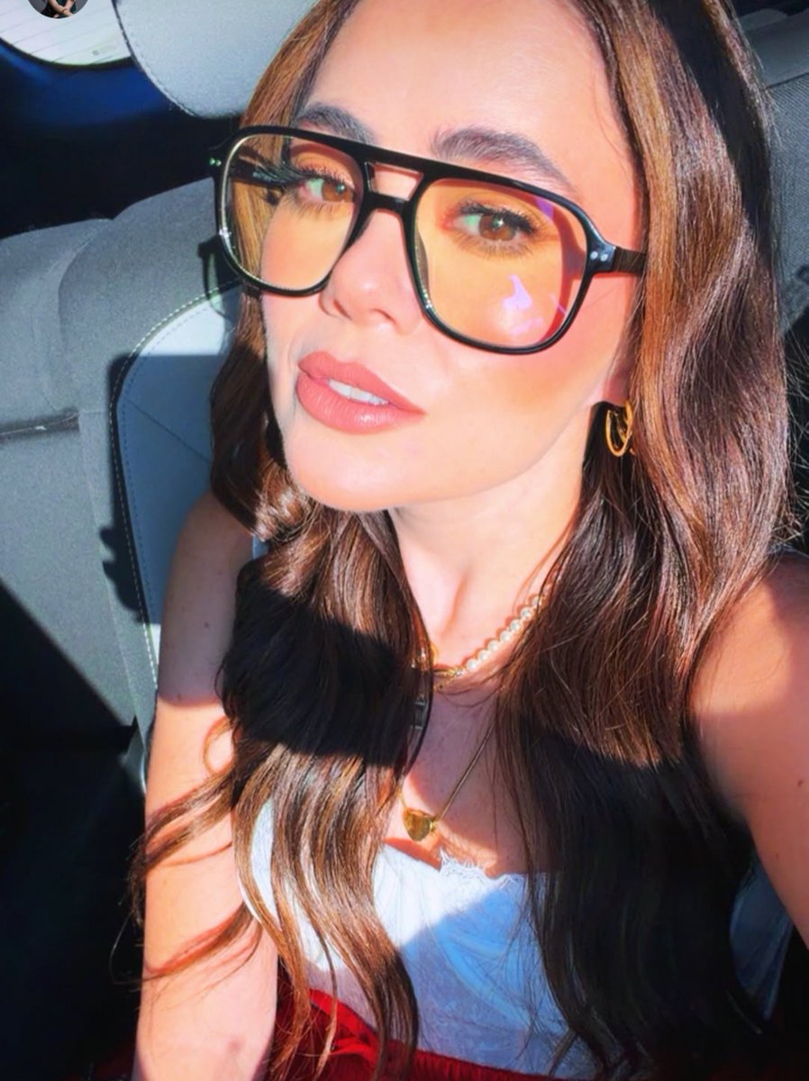 Botasstyle's tweet photo. Hot girls wear big sunglasses https://t.co/8tzVfRltsO