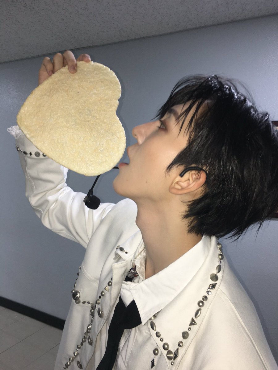 leeddonghyun_'s tweet photo. 하트 뻥튀기년 개쳐부럽다 뻥튀기가 될래요 씨바알 https://t.co/BNXvMnT5VO