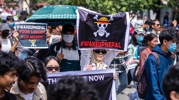 piratesoulx's tweet photo. These days, whenever you see a protest somewhere in the world, there's a good chance you'll spot a Straw Hat flag waving in the crowd.

Man, as a One Piece fan, seeing something I love mean so much to people in real life genuinely makes me happy. https://t.co/2tqXN1bf2x