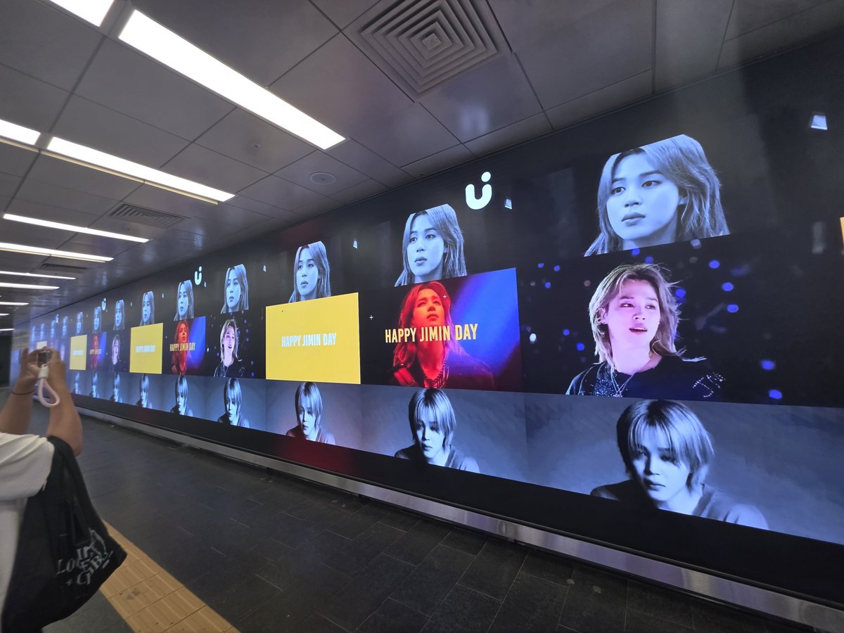 JIMIN_RECORD13's tweet photo. 🇰🇷 JIMTOBER IN KOREA — SEOUL 💛🎂

《유픽(UPICK) 10월 생일 아이돌 광고》

지민의 생일을 축하하는 유픽(UPICK)의 10월 생일 아이돌 광고가 서울 홍대입구역에서 송출됩니다! 💛✨

📍 홍대입구역 공항철도 디지털 사이니지
📅 광고 기간: 2026년 10월 8일 ~ 14일 (KST)

📽영상크레딧: @UPICK_twt
📸 사진 크레딧: @JJIIMMinner

HAPPY JIMTOBER 💛🎉
#JIMTOBER2026
#OurSerotoMin
#우리의_세로토민 
#JIMIN #지민 
 https://t.co/PkEBxo0B2d