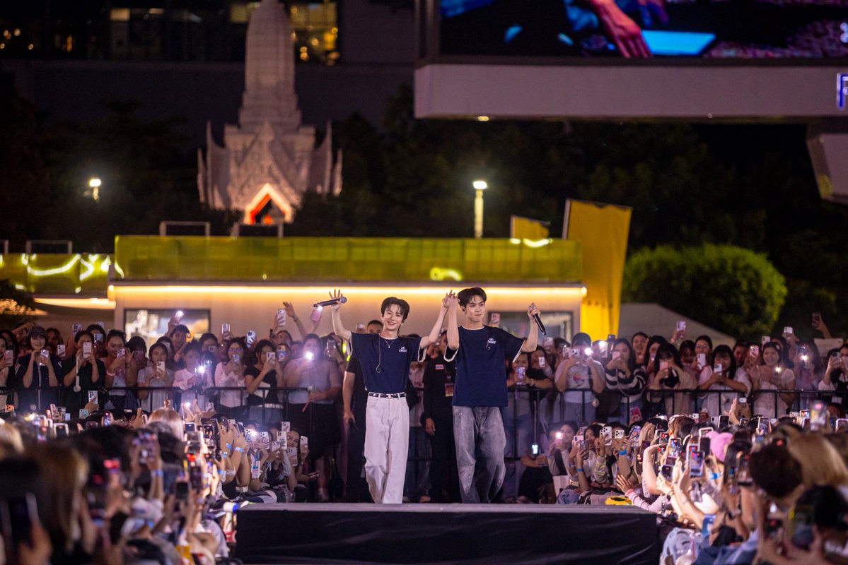 twavebyku's tweet photo. ลานเซ็นทรัลเวิลด์แตก!! “อู่อู๋ - เซฟ” นำทีมแก๊งแฟนบอยเสิร์ฟความฟิน รวมพลแฟนคลับแน่นงาน “Mr Fanboy Series Busking Presented by True5G”
#แฟนบอยบัสกิ้ง
#รักสุดใจนายแฟนบอยSeries
#MrFanboySeries
#MandeeWork
เสียงกรี๊ดสนั่นลั่นลานเซ็นทรัลเวิลด์ เมื่อสองหนุ่ม “อู่อู๋-เซฟ” หรือ “อู่อู๋ ธนภูมิ” และ “เซฟ วรพงษ์” แท็กทีมเพื่อน ๆ จากซีรีส์กระแสแรง “Mr Fanboy รักสุดใจนายแฟนบอย” มาร่วมสร้างสีสัน และเสิร์ฟความสุขให้กับแฟนๆ ในงาน “Mr Fanboy Series Busking Presented by True5G” 

อ่านข่าวและชมภาพบรรยากาศเพิ่มเติมได้ที่   
https://t.co/l0pdkt2G02