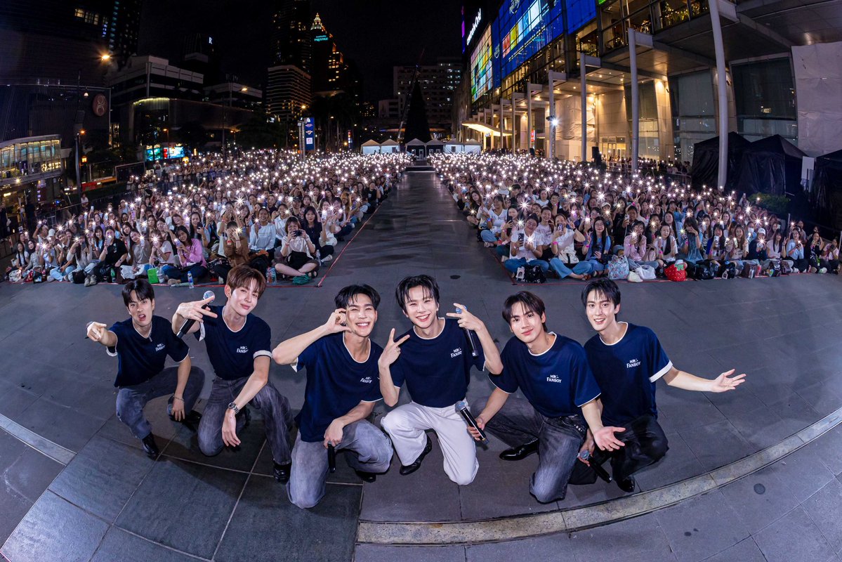 twavebyku's tweet photo. ลานเซ็นทรัลเวิลด์แตก!! “อู่อู๋ - เซฟ” นำทีมแก๊งแฟนบอยเสิร์ฟความฟิน รวมพลแฟนคลับแน่นงาน “Mr Fanboy Series Busking Presented by True5G”
#แฟนบอยบัสกิ้ง
#รักสุดใจนายแฟนบอยSeries
#MrFanboySeries
#MandeeWork
เสียงกรี๊ดสนั่นลั่นลานเซ็นทรัลเวิลด์ เมื่อสองหนุ่ม “อู่อู๋-เซฟ” หรือ “อู่อู๋ ธนภูมิ” และ “เซฟ วรพงษ์” แท็กทีมเพื่อน ๆ จากซีรีส์กระแสแรง “Mr Fanboy รักสุดใจนายแฟนบอย” มาร่วมสร้างสีสัน และเสิร์ฟความสุขให้กับแฟนๆ ในงาน “Mr Fanboy Series Busking Presented by True5G” 

อ่านข่าวและชมภาพบรรยากาศเพิ่มเติมได้ที่   
https://t.co/l0pdkt2G02