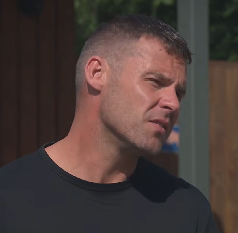 Mili_Mo74's tweet photo. how he offers Robert his jawline 🔥
what a delicious sight ❤️
have a great #MillerMonday you lovely lot 🥰
#robron #emmerdale #DannyMiller #jawline https://t.co/XHtxGHG5sk