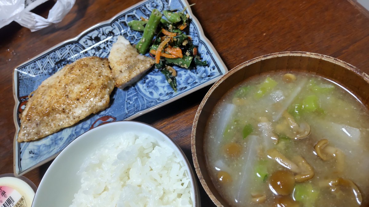 sakura_ayamama's tweet photo. 10月の3連休に、
パパが経営している
要町のシェアハウスに行ってきた

久々、ママ(私)の手料理を作った🍚
買い物は駅チカのスーパーで。

コシヒカリ3合炊いて、
なめこ、ネギ、大根のみそ汁。

カジキマグロのムニエルに塩コショウ、かぼすと醤油かけ。

なかなか美味しくて、喜んでもらって嬉々😋 https://t.co/UOh22nmWw7