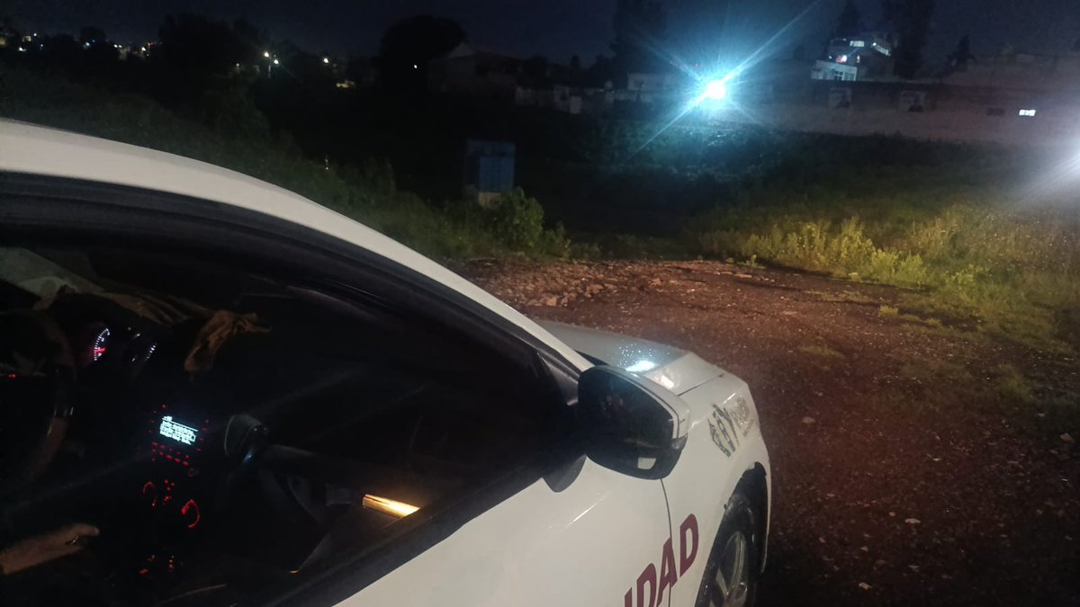 laredcincoradio's tweet photo. 🌧️🚨 || Lluvias provocan anegaciones en el sur de Puebla, con vehículos varados y circulación lenta en vialidades como la 14 Sur, 11 Sur, Avenida Nacional y bulevar Carmelitas. Por instrucción del presidente municipal Pepe Chedraui, el Comité Tláloc desplegó un operativo interinstitucional para atender las afectaciones, auxiliar a la población y monitorear los cuerpos de agua. Ante una emergencia, llame al 911.