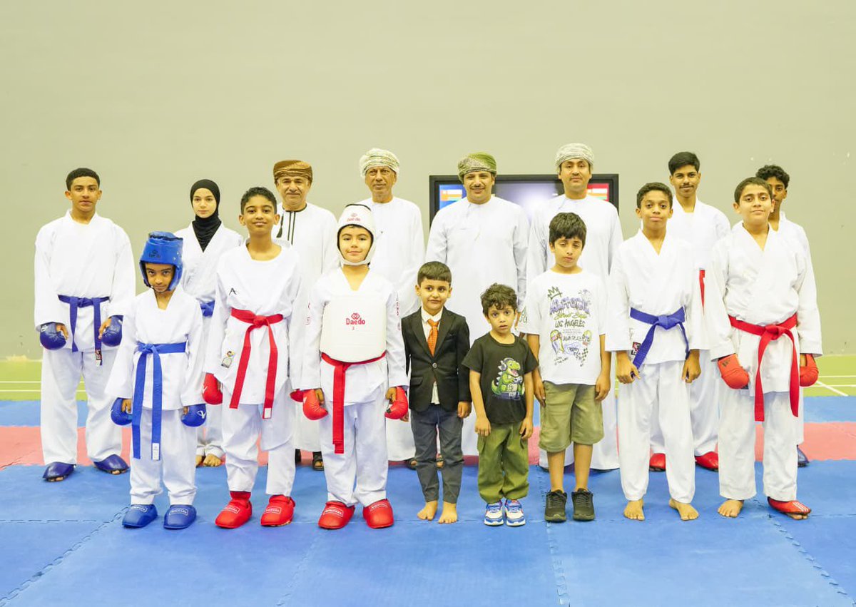 oman_league's tweet photo. ختام دورة واختبارات تصنيف حكام الكاراتيه بمشاركة 41 حكمًا وحكمة

مسقط – اختتمت اللجنة العُمانية للكاراتيه دورة واختبارات تصنيف الحكام، التي أقامتها يومي 9 و10 أكتوبر 2026م بمجمع السلطان قابوس الرياضي ببوشر في محافظة مسقط، بمشاركة 41 حكمًا وحكمة، ضمن جهودها لتطوير الكوادر التحكيمية ورفع جاهزيتها لإدارة المنافسات.
وأُقيم حفل الختام برعاية المحامي والمستشار القانوني الدكتور أحمد بن علي العبري، وبحضور الدكتور فيصل بن حمد المعولي، رئيس اللجنة العُمانية للكاراتيه، والدكتور صادق بن محمد آل عيسى، أمين سر اللجنة.
وشمل البرنامج شرح أحدث قوانين الكاتا والكوميتيه، وإجراء الاختبارات النظرية والعملية لتقييم معرفة المشاركين بالقوانين وقدرتهم على تطبيقها، بما يسهم في تعزيز كفاءة الأداء التحكيمي وفق قوانين الاتحاد الدولي للكاراتيه.
وجاءت الدورة ضمن الاستعدادات لبطولة عُمان السادسة عشرة للكاراتيه، المقرر إقامتها خلال الفترة من 15 إلى 17 أكتوبر الجاري، وحرص اللجنة على تأهيل الحكام وتوحيد فهمهم للتحديثات القانونية، بما يدعم جودة إدارة المنافسات وعدالتها.
وقال المحامي والمستشار القانوني الدكتور أحمد بن علي العبري، راعي حفل الختام: «يسعدني أن أشارك في ختام هذا البرنامج الذي يعكس اهتمام اللجنة العُمانية للكاراتيه بتأهيل الحكام وتطوير قدراتهم، فالحكم المؤهل يسهم في ترسيخ العدالة داخل المنافسات، وحماية حقوق اللاعبين، وتعزيز الثقة في نتائجها».
وأضاف: «إن دعم الكوادر الرياضية استثمار في الشباب العُماني، ونثمّن جهود اللجنة والقائمين على البرنامج في توفير فرص التدريب والتقييم للحكام والحكمات، متمنين للمشاركين التوفيق في مسيرتهم التحكيمية، وللجنة النجاح في تنظيم بطولة عُمان السادسة عشرة للكاراتيه».
من جانبه، قال الدكتور فيصل بن حمد المعولي، رئيس اللجنة العُمانية للكاراتيه: «يمثّل تأهيل الحكام وتطوير قدراتهم ركيزة أساسية للارتقاء برياضة الكاراتيه العُمانية، ونحرص من خلال هذه البرامج على تعزيز معرفتهم بأحدث القوانين الدولية ورفع كفاءتهم في إدارة المنافسات، بما يضمن العدالة ويواكب تطور اللعبة. وتؤكد مشاركة 41 حكمًا وحكمة اهتمام كوادرنا التحكيمية بتطوير مستوياتها، ونتطلع إلى أن تنعكس مخرجات الدورة إيجابًا على الأداء التحكيمي في بطولة عُمان السادسة عشرة للكاراتيه والاستحقاقات المقبلة».
وأضاف: «نتقدم بالشكر إلى الدكتور أحمد بن علي العبري على رعايته ودعمه، وإلى لجنة الحكام وجميع القائمين على البرنامج والمشاركين فيه، تقديرًا لجهودهم في تطوير منظومة التحكيم وتعزيز حضور الكاراتيه العُمانية».
وقال الدكتور صادق بن محمد آل عيسى، أمين سر اللجنة العُمانية للكاراتيه: «تأتي دورة واختبارات تصنيف الحكام ضمن جهود اللجنة لتطوير كوادرها التحكيمية وتعزيز جاهزيتها للاستحقاقات المقبلة، وفي مقدمتها بطولة عُمان السادسة عشرة للكاراتيه. وقد جمع البرنامج بين مراجعة أحدث قوانين الكاتا والكوميتيه والتقييم النظري والعملي، بما يسهم في توحيد تطبيق القوانين ورفع مستوى الأداء التحكيمي».
وأضاف: «نثمّن رعاية الدكتور أحمد بن علي العبري لهذا البرنامج، ونقدّر جهود لجنة الحكام في الإعداد والتنظيم، وحرص الحكام والحكمات على المشاركة وتطوير مهاراتهم، بما يدعم نجاح البطولات والارتقاء برياضة الكاراتيه العُمانية».
من جهتهم، عبّر الحكام والحكمات المشاركون عن بالغ شكرهم وتقديرهم للّجنة العمانية للكاراتيه ولجنة الحكام القائمة على الدورة، مشيدين بالمستوى التنظيمي والفائدة الكبيرة التي اكتسبوها من البرنامج. وأبدوا تطلعهم لاستمرار إقامة مثل هذه البرامج التقييمية أكثر من مرة خلال العام؛ نظير ما تمثله من فرصة سانحة لاختبار قدراتهم ورفع جاهزيتهم الفنية، والتحضير لنيل الشارة والاعتمادات الآسيوية مستقبلاً.