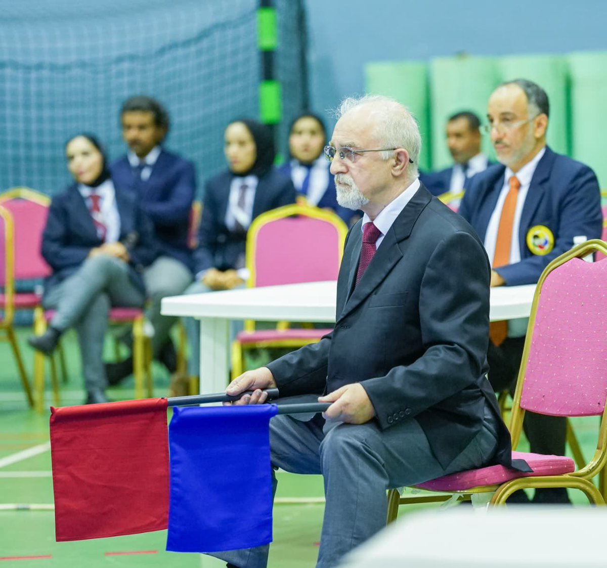 oman_league's tweet photo. ختام دورة واختبارات تصنيف حكام الكاراتيه بمشاركة 41 حكمًا وحكمة

مسقط – اختتمت اللجنة العُمانية للكاراتيه دورة واختبارات تصنيف الحكام، التي أقامتها يومي 9 و10 أكتوبر 2026م بمجمع السلطان قابوس الرياضي ببوشر في محافظة مسقط، بمشاركة 41 حكمًا وحكمة، ضمن جهودها لتطوير الكوادر التحكيمية ورفع جاهزيتها لإدارة المنافسات.
وأُقيم حفل الختام برعاية المحامي والمستشار القانوني الدكتور أحمد بن علي العبري، وبحضور الدكتور فيصل بن حمد المعولي، رئيس اللجنة العُمانية للكاراتيه، والدكتور صادق بن محمد آل عيسى، أمين سر اللجنة.
وشمل البرنامج شرح أحدث قوانين الكاتا والكوميتيه، وإجراء الاختبارات النظرية والعملية لتقييم معرفة المشاركين بالقوانين وقدرتهم على تطبيقها، بما يسهم في تعزيز كفاءة الأداء التحكيمي وفق قوانين الاتحاد الدولي للكاراتيه.
وجاءت الدورة ضمن الاستعدادات لبطولة عُمان السادسة عشرة للكاراتيه، المقرر إقامتها خلال الفترة من 15 إلى 17 أكتوبر الجاري، وحرص اللجنة على تأهيل الحكام وتوحيد فهمهم للتحديثات القانونية، بما يدعم جودة إدارة المنافسات وعدالتها.
وقال المحامي والمستشار القانوني الدكتور أحمد بن علي العبري، راعي حفل الختام: «يسعدني أن أشارك في ختام هذا البرنامج الذي يعكس اهتمام اللجنة العُمانية للكاراتيه بتأهيل الحكام وتطوير قدراتهم، فالحكم المؤهل يسهم في ترسيخ العدالة داخل المنافسات، وحماية حقوق اللاعبين، وتعزيز الثقة في نتائجها».
وأضاف: «إن دعم الكوادر الرياضية استثمار في الشباب العُماني، ونثمّن جهود اللجنة والقائمين على البرنامج في توفير فرص التدريب والتقييم للحكام والحكمات، متمنين للمشاركين التوفيق في مسيرتهم التحكيمية، وللجنة النجاح في تنظيم بطولة عُمان السادسة عشرة للكاراتيه».
من جانبه، قال الدكتور فيصل بن حمد المعولي، رئيس اللجنة العُمانية للكاراتيه: «يمثّل تأهيل الحكام وتطوير قدراتهم ركيزة أساسية للارتقاء برياضة الكاراتيه العُمانية، ونحرص من خلال هذه البرامج على تعزيز معرفتهم بأحدث القوانين الدولية ورفع كفاءتهم في إدارة المنافسات، بما يضمن العدالة ويواكب تطور اللعبة. وتؤكد مشاركة 41 حكمًا وحكمة اهتمام كوادرنا التحكيمية بتطوير مستوياتها، ونتطلع إلى أن تنعكس مخرجات الدورة إيجابًا على الأداء التحكيمي في بطولة عُمان السادسة عشرة للكاراتيه والاستحقاقات المقبلة».
وأضاف: «نتقدم بالشكر إلى الدكتور أحمد بن علي العبري على رعايته ودعمه، وإلى لجنة الحكام وجميع القائمين على البرنامج والمشاركين فيه، تقديرًا لجهودهم في تطوير منظومة التحكيم وتعزيز حضور الكاراتيه العُمانية».
وقال الدكتور صادق بن محمد آل عيسى، أمين سر اللجنة العُمانية للكاراتيه: «تأتي دورة واختبارات تصنيف الحكام ضمن جهود اللجنة لتطوير كوادرها التحكيمية وتعزيز جاهزيتها للاستحقاقات المقبلة، وفي مقدمتها بطولة عُمان السادسة عشرة للكاراتيه. وقد جمع البرنامج بين مراجعة أحدث قوانين الكاتا والكوميتيه والتقييم النظري والعملي، بما يسهم في توحيد تطبيق القوانين ورفع مستوى الأداء التحكيمي».
وأضاف: «نثمّن رعاية الدكتور أحمد بن علي العبري لهذا البرنامج، ونقدّر جهود لجنة الحكام في الإعداد والتنظيم، وحرص الحكام والحكمات على المشاركة وتطوير مهاراتهم، بما يدعم نجاح البطولات والارتقاء برياضة الكاراتيه العُمانية».
من جهتهم، عبّر الحكام والحكمات المشاركون عن بالغ شكرهم وتقديرهم للّجنة العمانية للكاراتيه ولجنة الحكام القائمة على الدورة، مشيدين بالمستوى التنظيمي والفائدة الكبيرة التي اكتسبوها من البرنامج. وأبدوا تطلعهم لاستمرار إقامة مثل هذه البرامج التقييمية أكثر من مرة خلال العام؛ نظير ما تمثله من فرصة سانحة لاختبار قدراتهم ورفع جاهزيتهم الفنية، والتحضير لنيل الشارة والاعتمادات الآسيوية مستقبلاً.