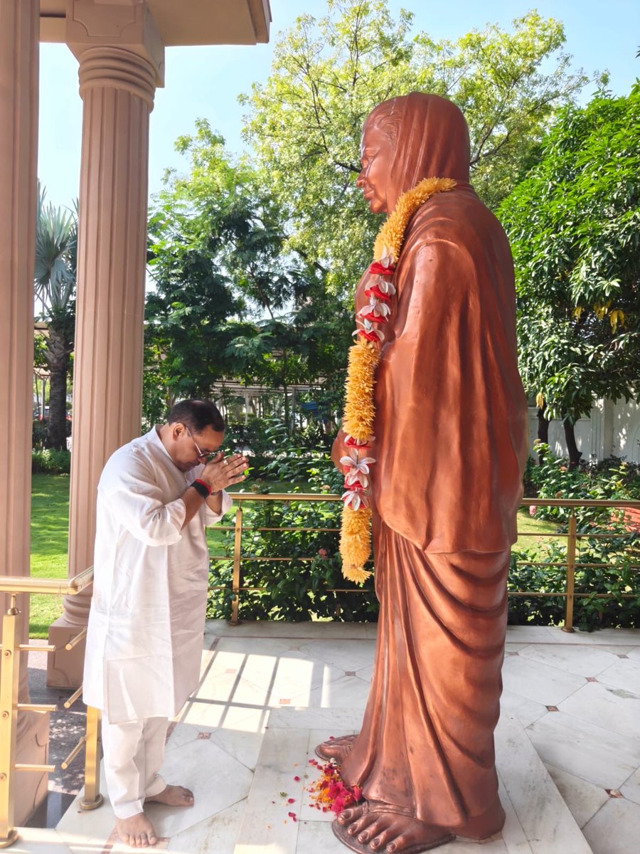 bjpkarmveer's tweet photo. आज राजमाता विजयराजे सिंधिया जी की जन्मजयंती के अवसर पर प्रदेश कार्यालय कुशाभाऊ ठाकरे, परिसर रायपुर में उनकी प्रतिमा पर श्रद्धासुमन अर्पित किया। https://t.co/AzZCeIZSIk