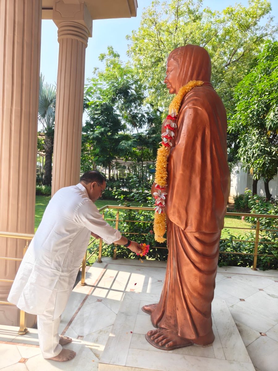 bjpkarmveer's tweet photo. आज राजमाता विजयराजे सिंधिया जी की जन्मजयंती के अवसर पर प्रदेश कार्यालय कुशाभाऊ ठाकरे, परिसर रायपुर में उनकी प्रतिमा पर श्रद्धासुमन अर्पित किया। https://t.co/AzZCeIZSIk