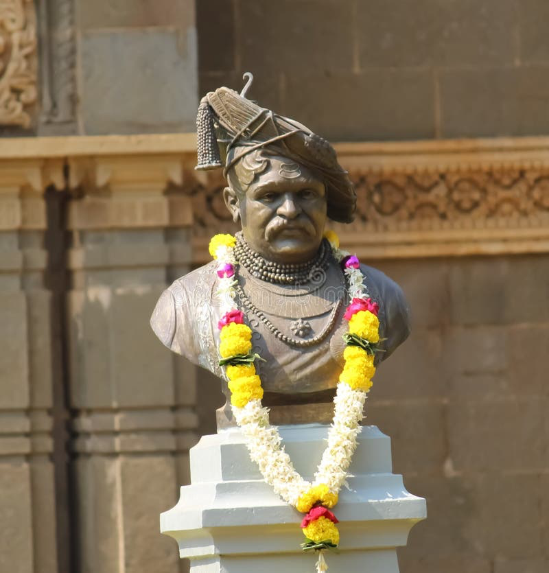 DkhniFeudalist's tweet photo. “श्री शिवाजी महाराजांचे वंशज आणि एक राजे असूनही, श्रीमंत शाहू छत्रपती हे लोकशाहीवादी लोकांमध्ये अग्रणी होते आणि वंचित जातींचे खंदे कैवारी होते. त्यांचे असामान्य जीवनकार्य त्यांना ब्राह्मणेतर चळवळ आणि अस्पृश्यतानिवारण चळवळ या दोन्हींचे एक प्रमुख प्रेरणास्थान बनवणारे ठरले. ब्राह्मणेतर चळवळीचा विस्तार संपूर्ण भारतभर करून तिला राष्ट्रीय स्वरूप प्राप्त करून देणे, हे त्यांचे ध्येय होते.”

Though Shri Shahu Chhatrapati was a king and a descendant of Shri Shivaji Maharaja, he was a democrat among democrats and a staunch benefactor of the oppressed castes. His remarkable life and work made him a leading force in both the Non-Brahmin and anti-untouchability movements. His ambition was to extend the Non-Brahmin Movement across India and give it a truly national character.

—— Dewan Bahadur Sir P. Theagarayar Chetty KCSI, Non-Brahmin Leader and Co-Founder of Justice Party (South Indian Liberal Federation) of Madras ✍️🔥