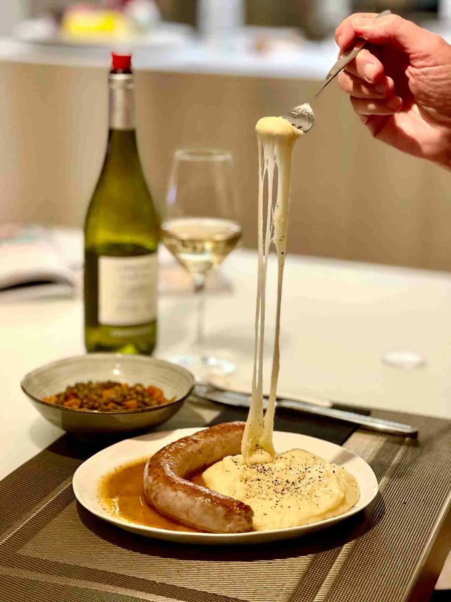 junedarville's tweet photo. 🇫🇷 𝐀𝐥𝐢𝐠𝐨𝐭
🇫🇷 Cheesiest mashed potatoes ever! Aligot is a traditional French dish made from mashed #potatoes and #cheese that has a stretchy and velvety texture. Excellent with sausages and lentils. #france
🇫🇷 𝐑𝐞𝐜𝐢𝐩𝐞 >> https://t.co/dc2jISs6Tx https://t.co/WiiU8PHST3