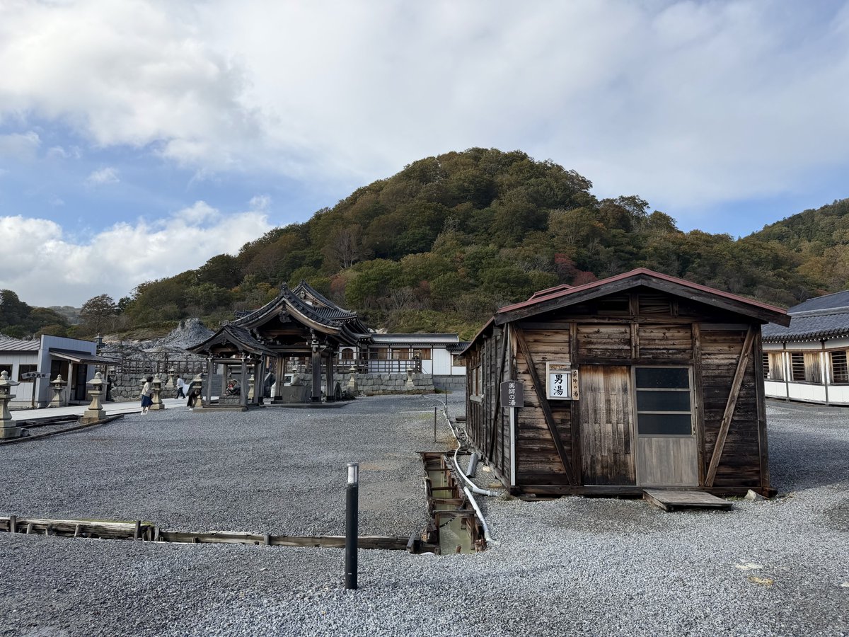tfk6809's tweet photo. 恐山温泉 薬師の湯(男湯)

日本三大霊場の一つである恐山菩提寺には
境内に温泉がある

入山料 900円払えば、霊場恐山めぐりのついでに
入浴が可能で これに入るのも今回の目的の一つ 

開山期間 毎年5月1日〜10月31日 なのでもうすぐ冬支度 https://t.co/IaAWmrHVnA