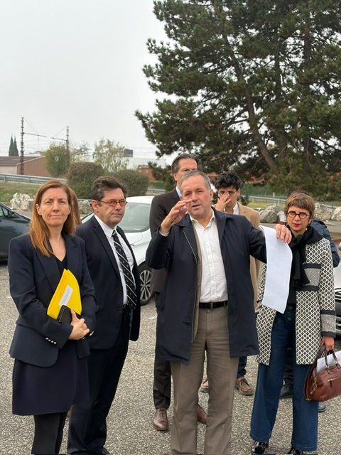 Prefet91's tweet photo. #AménagementDuTerritoire | Georges-François Leclerc, préfet de la région d’Île-de-France, préfet de Paris, était en Essonne afin d’échanger sur plusieurs projets structurants et sur les principaux enjeux d’aménagement du département.

Accompagné de la préfète de l’Essonne, Fabienne Balussou, ce premier déplacement dans le département a permis de présenter quelques opérations qui illustrent les transformations en cours sur le territoire.

À Massy, le projet d’aménagement sportif s’inscrit dans une réflexion plus large sur l’évolution du secteur et les équipements proposés aux habitants.

À Grigny, la visite de la Maison du Projet a permis de revenir sur l’ORCOD-IN, opération majeure de requalification de l’habitat qui mobilise l’État et les collectivités pour améliorer durablement les conditions de vie et accompagner la transformation du quartier.

À Brétigny-sur-Orge, les échanges ont porté sur l’avenir de l’ancienne base aérienne 217, un site stratégique où se développent aujourd’hui plusieurs projets économiques, d’aménagement et de reconversion.

À Corbeil-Essonnes, le projet de chaufferie a permis d’aborder les enjeux de transition énergétique et de développement de solutions permettant de répondre aux besoins du territoire.

À travers ces différents projets, l’État accompagne les collectivités dans la transformation des territoires, la réalisation d’équipements structurants et la réponse aux enjeux de logement, de mobilité et de transition énergétique.